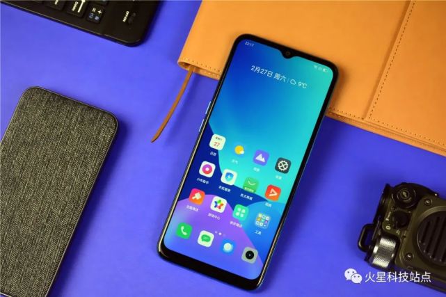 realme v11图赏:5000毫安电池,出门再也不用带移动