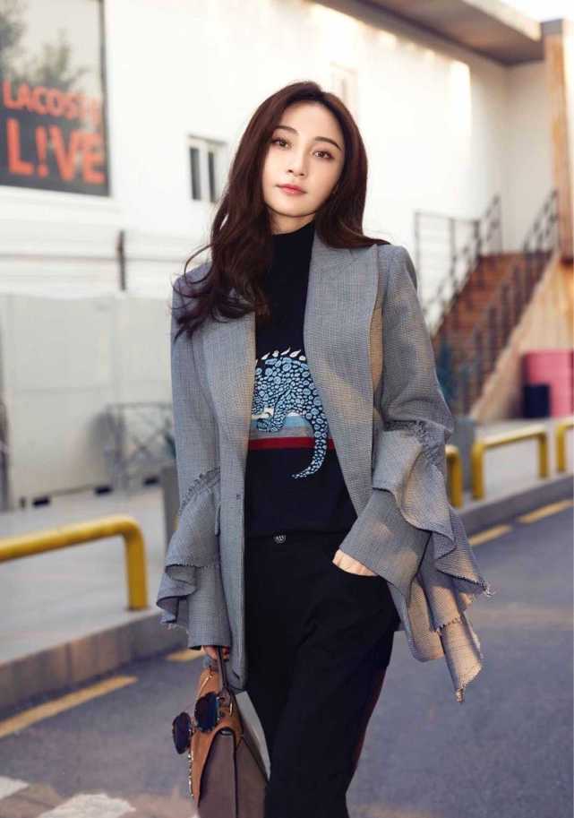 姚笛的衣服品味真好,穿收褶深蓝色长袖配松紧腰裤子,显高显瘦