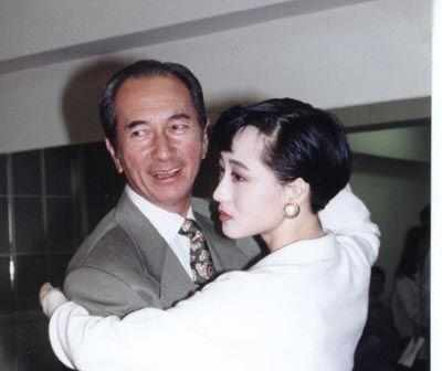 1999年,李连杰风光迎娶利智,却被港媒十字嘲讽颜面尽失