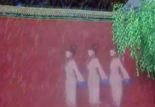29年前故宫墙上发现5名宫女仅出现了5秒拍下照片后就消失不见