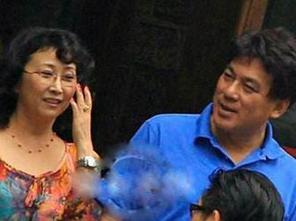 1988年朱时茂带一帮朋友回家,妻子只做了拍黄瓜,炸花生却被称赞