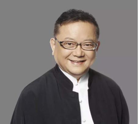 72岁王刚不敢退休,与儿子相差60岁,三婚娇妻每月花销上百万