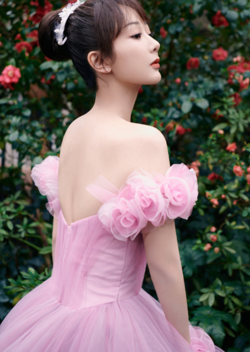 微博之夜明星云集,杨紫礼服造型抢眼,网友表示瘦下来是真的美