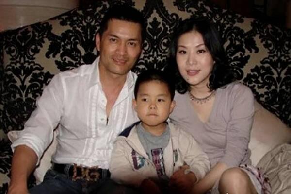 吕良伟三任妻子个个貌美如花,现任妻子背景强大,私人飞机随便耍