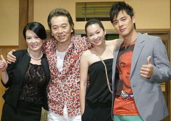 但他对前妻的身份非常保护,没有透漏半点信息 他的二婚妻子是谢美惠.