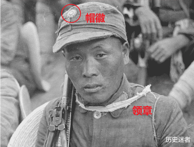 真实八路军军服,戴臂章,有帽徽,还有红领章,跟电视剧刚好相反
