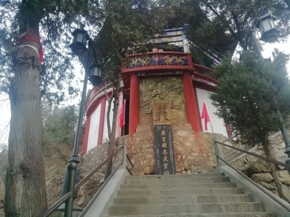 刚来栾川时,他们住在伏魔宫,也就是现在栾川县县城西南魁丘山上的关帝