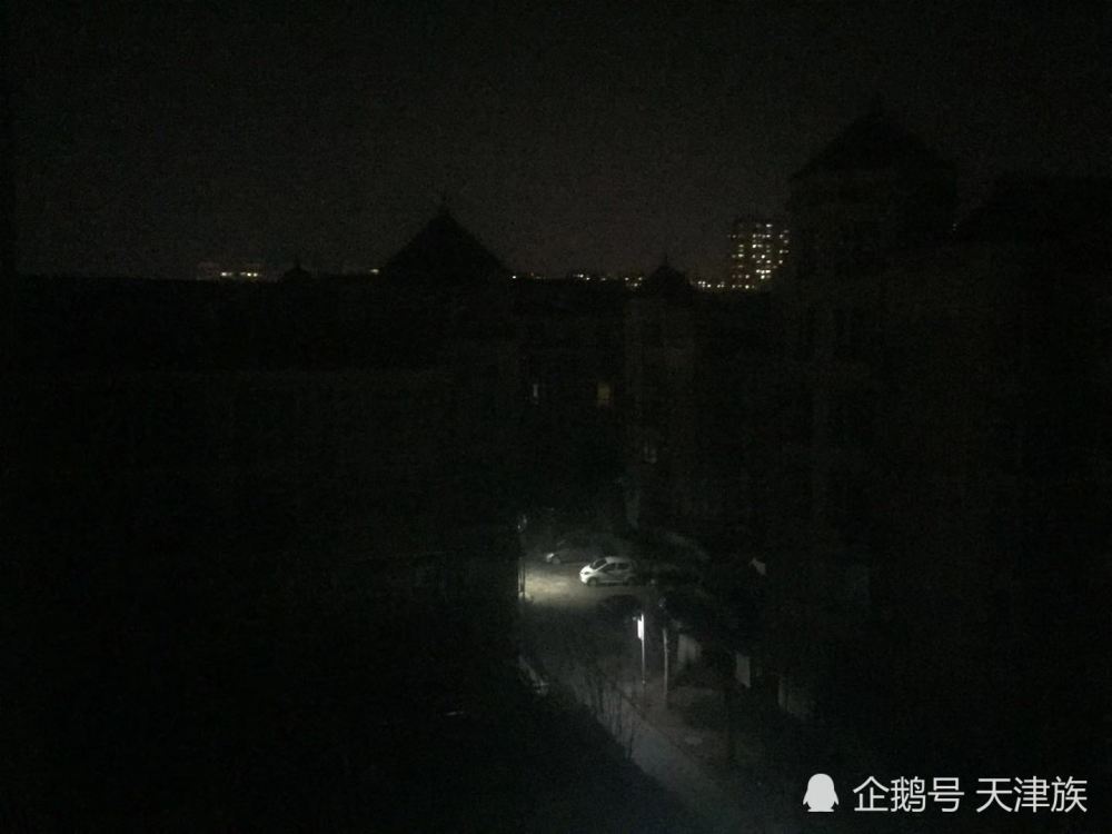 天津宝坻区凯旋家园小区突然停电,小区内除有路灯的地方外,漆黑一片