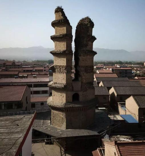 感应寺砖塔被地震一分为二维持700多年至今屹立不倒