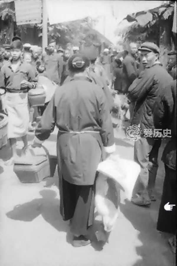 50年代四川赶场时的真实场景 镇上最热闹的日子 百姓忙着交易社交