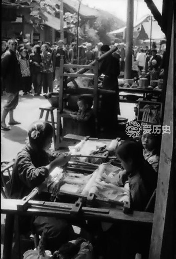 50年代四川赶场时的真实场景 镇上最热闹的日子 百姓忙着交易社交