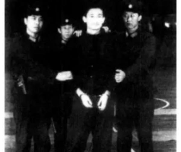 吕海鹰犯罪团伙覆灭记:枪杀民警抢走子弹,连续犯案后自首