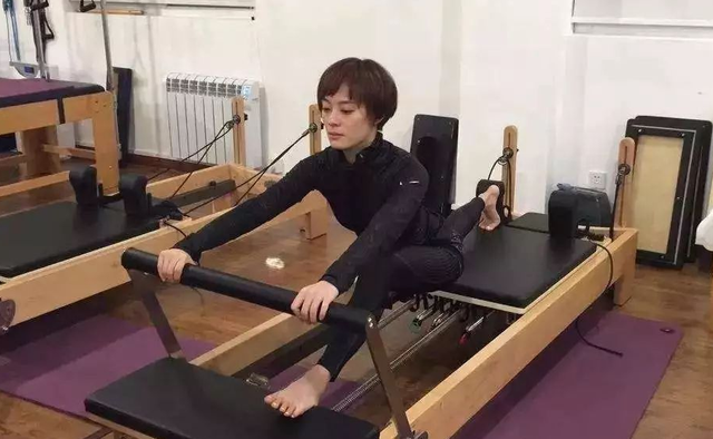 38岁孙俪变身健身达人,穿运动服做普拉提,高难度动作让人赞叹