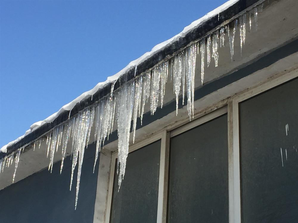 难得一见的儿时冰溜子大雪后挂满房檐