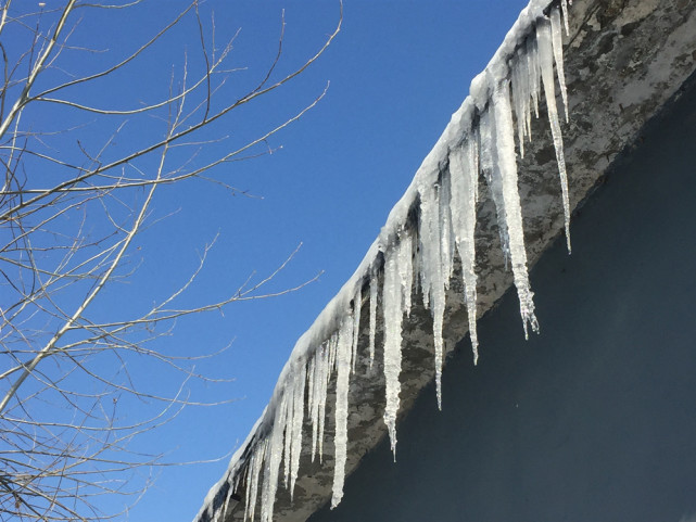 难得一见的儿时冰溜子大雪后挂满房檐