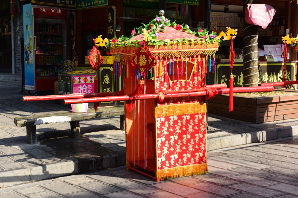 上错花轿嫁对郎中的花轿是什么回事?