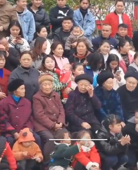贵州115岁老人大寿,六代同堂合影上下站六排,满满当当