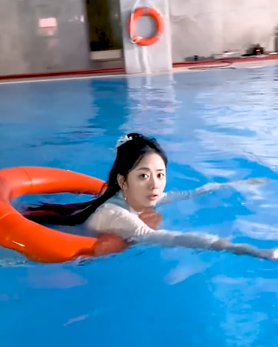 谭松韵拍"落水戏",浮在游泳圈上俏皮十足,脱妆后颜值