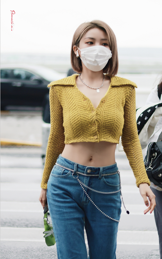 喻言机场秀身材过分了穿露脐装秀小蛮腰好看比什么都强