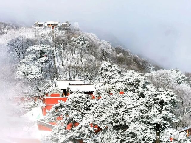 妙峰山景区记录京西春雪图奔赴四方纷纷拿起手机等设备小伙伴们窗外已