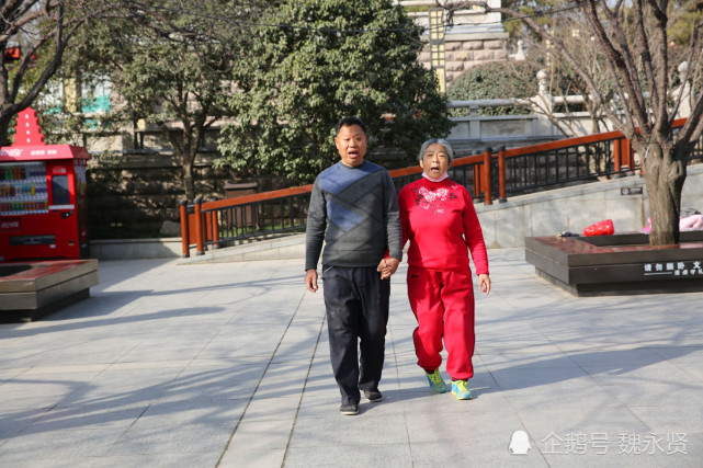 老公牵着老婆手边走边唱,已坚持20多年,不离不弃感动路人