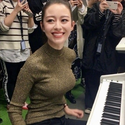 吉娜产后现身,身材臃肿尽显老态,网友:曾经的女神哪去