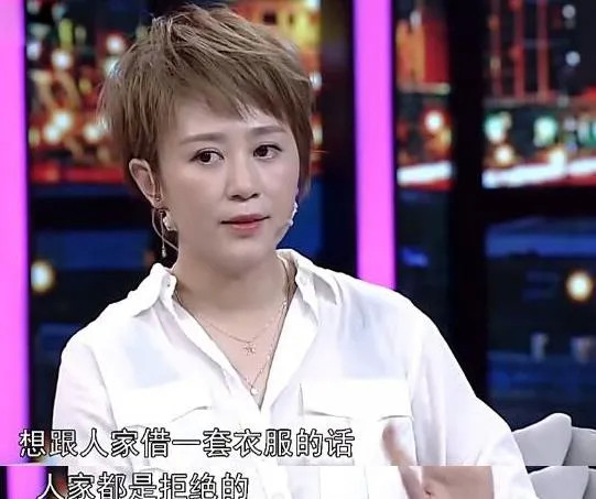 一次机缘巧合,马丽被何炅推荐出演了小品《幸福牌鞋垫,由此马丽的