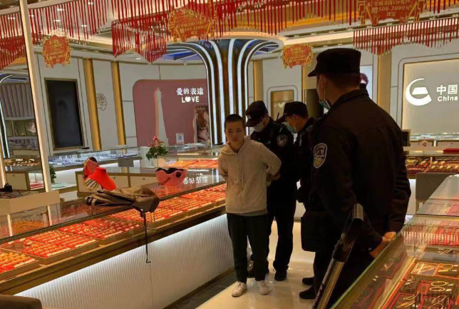 胆大!江苏一19岁女孩持刀抢金店,得手后逃跑时栽了