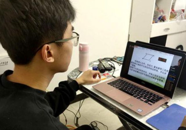 大学生上网课的情况,大家都是心中有数,即便是学习非常好的学生在家的