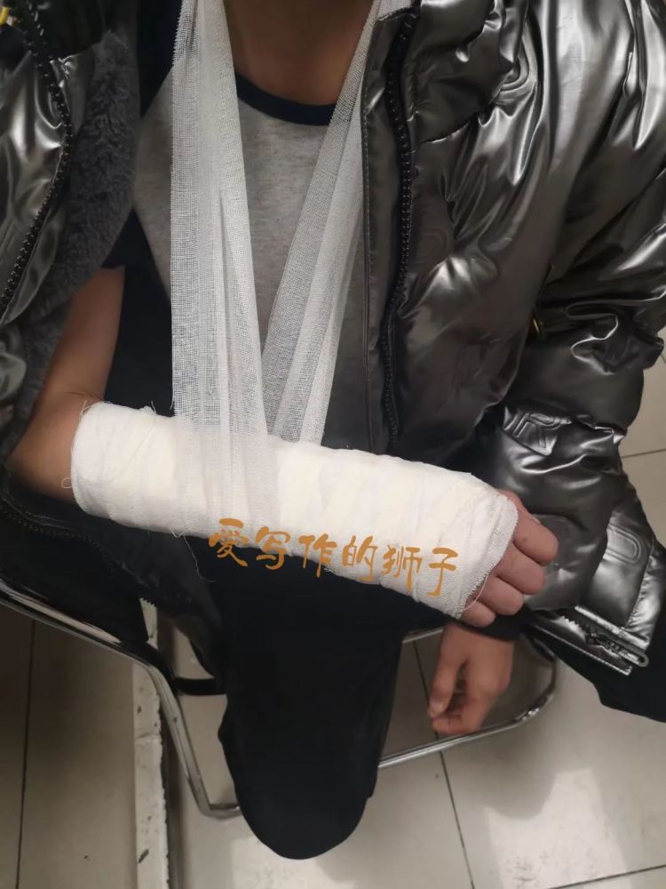 这位男生在寒假初右手骨折,整条手臂结结实实打上了石膏