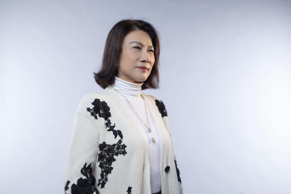 在董明珠看来,关注民生经济,为企业员工创造良好的社会环境,是一个