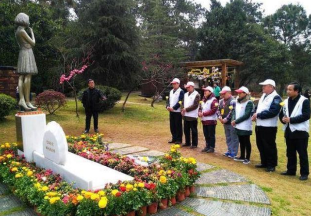 拜访姚贝娜墓地:鲜花不断祭拜者络绎不绝,一尊少女铜像惹人怜惜