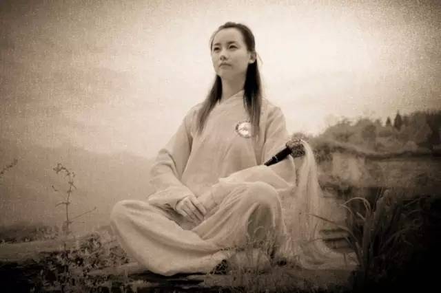 打坐,在坚持一段时间后发现对于缓解一天的疲劳和让自己静心上面有着