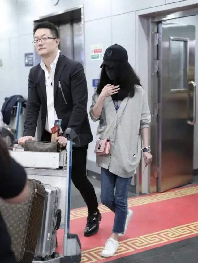 姚笛与老公亮相,针织衫搭牛仔裤简约洋气,双手紧握甜蜜羡煞旁人
