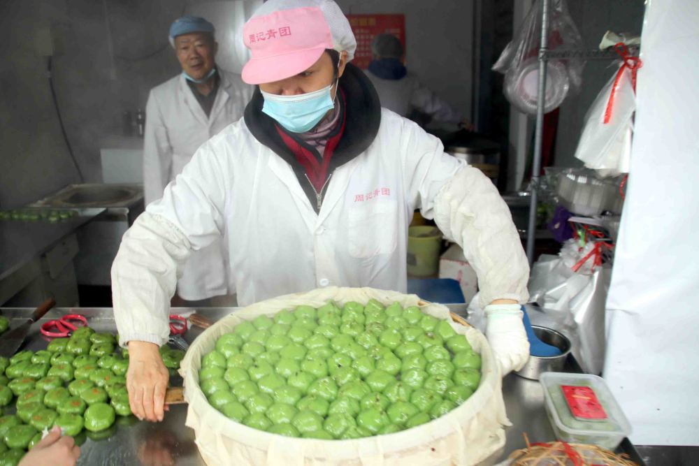 苏州青团子在葑门横街周记青团店上市受欢迎