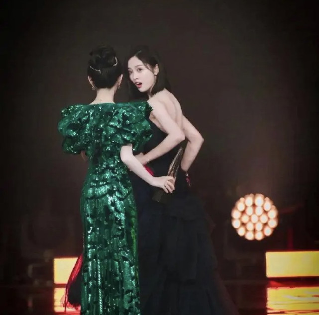 因一捧水而引发的友谊:鞠婧祎晒水吴宣仪礼服后续来了