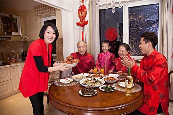 "嫁出去的女儿不能回家过年"大年夜带娃回娘家过年,被