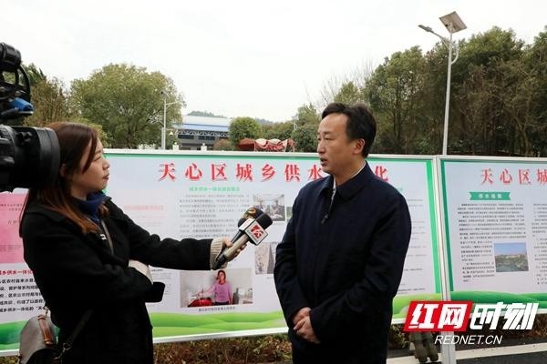 天心区委副书记,区长黄滔接受记者采访.