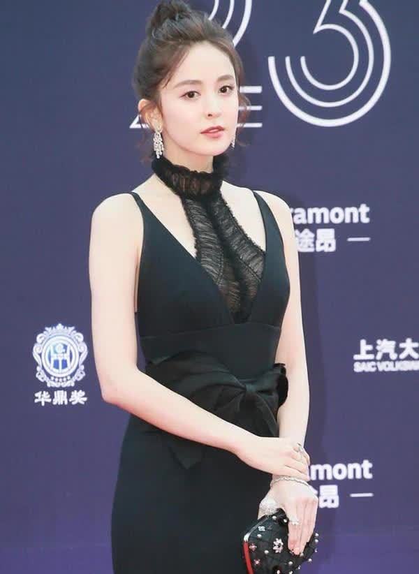 古力娜扎的裙子真奇怪,领口设计惹眼,女生看了都觉得不好意思