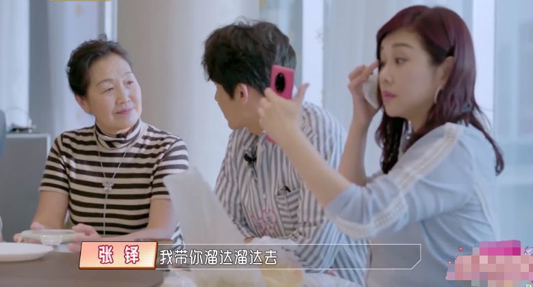 张铎陪妈妈逛街,一个举动太暖心,怪不得陈松伶下跪向他求婚