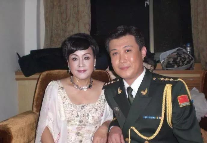 她是国家一级演员李谷一,二婚照片遭曝光,看着像母子!