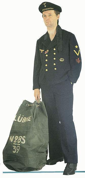 德国海军士兵,穿战前制式老式防水橡胶外套和防雨帽,防水皮裤
