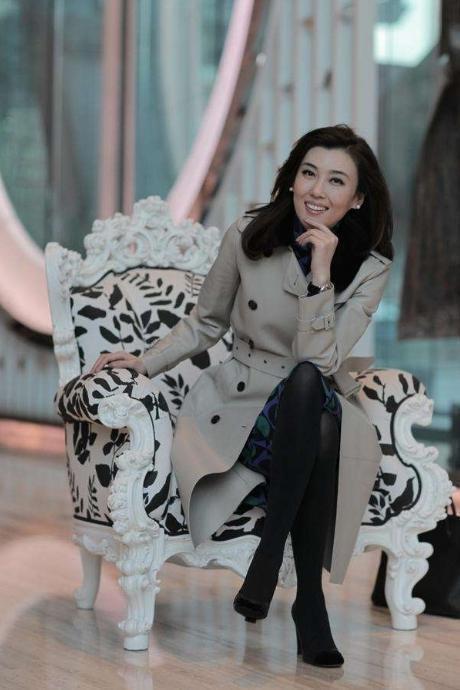 央视主持人李红,丈夫公公皆入狱,她却坚守婚姻不离不弃