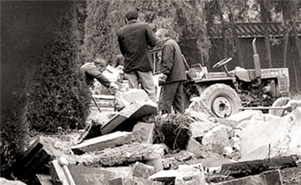 1958年,李鸿章的尸骨被挖出后,为何挂在拖拉机后面"游街示众"?
