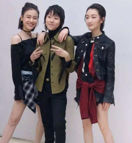 同是王菲女儿,窦靖童骑电车吃大排档,李嫣逛街2小时消费10万?