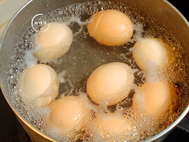 鸡蛋,食盐全部放入到锅中,大火将水煮开后,然后改中火将鸡蛋煮1分钟