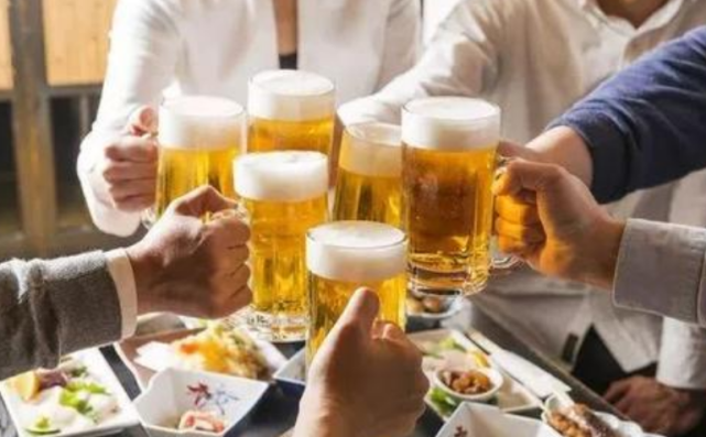 辽宁两男子吃夜宵喝酒,感觉邻桌喝酒在"吹牛",持酒瓶打伤对方