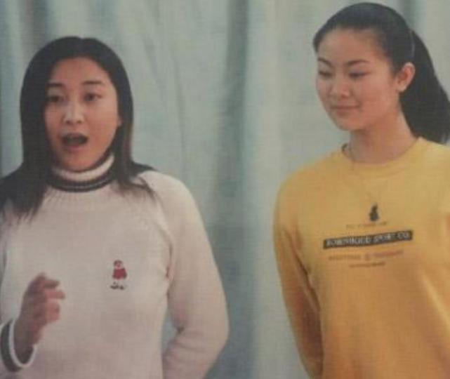 贾玲妈妈李焕英确实漂亮,但看到爸爸年轻时的样子,网友:妈妈拯救了