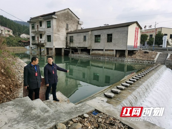 马迹塘镇纪委与农服中心干部巡查龙溪村已竣工渠道.