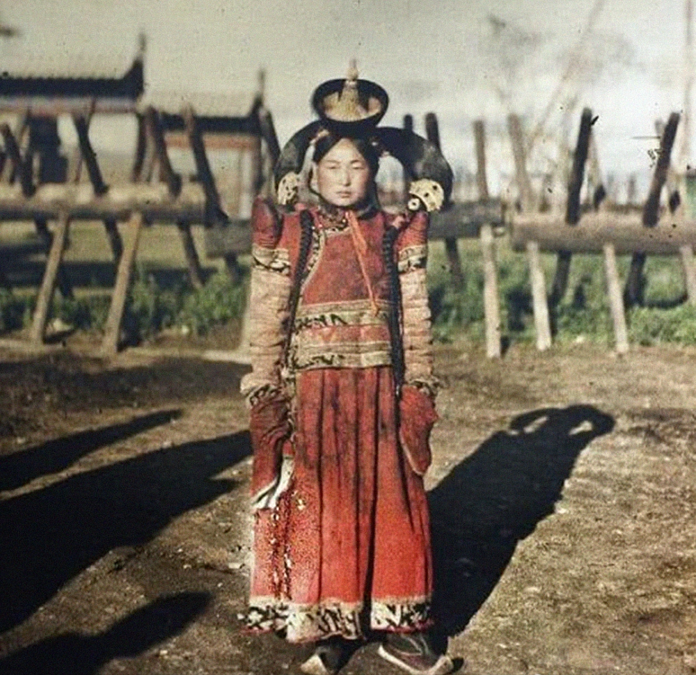 蒙古的女子,从装束上看可能是个格格